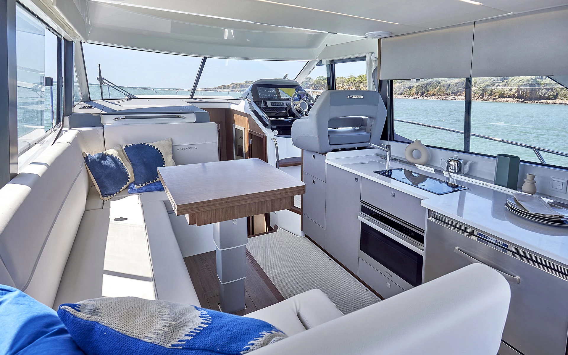 Vaartlander_BeneteauAntares12Fly-10 Interieur en stuurpositie van Beneteau Antares 12 Fly