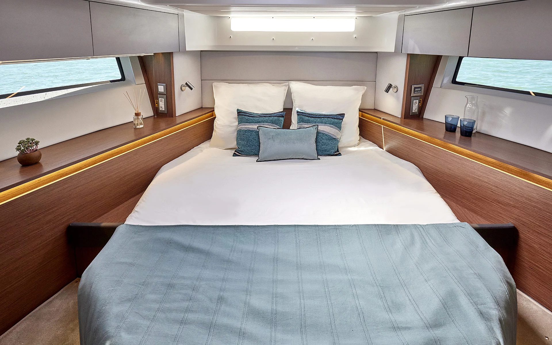 Vaartlander_BeneteauAntares12Fly-11 Hoofdslaapruimte in cabine van Beneteau Antares 12 Fly
