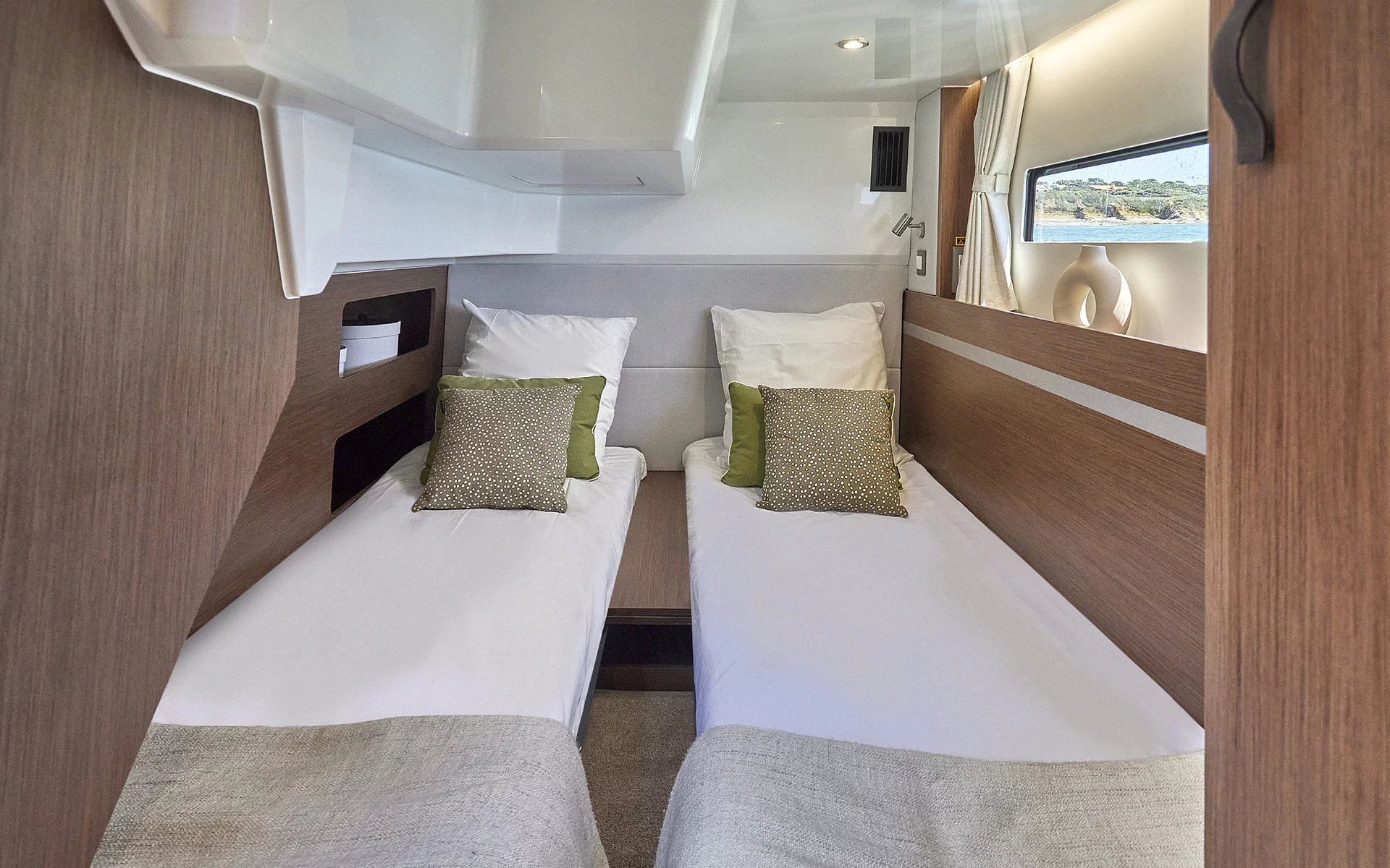 Vaartlander_BeneteauAntares12Fly-12 Twee aparte slaapplaatsen in cabine van Beneteau Antares 12 Fly