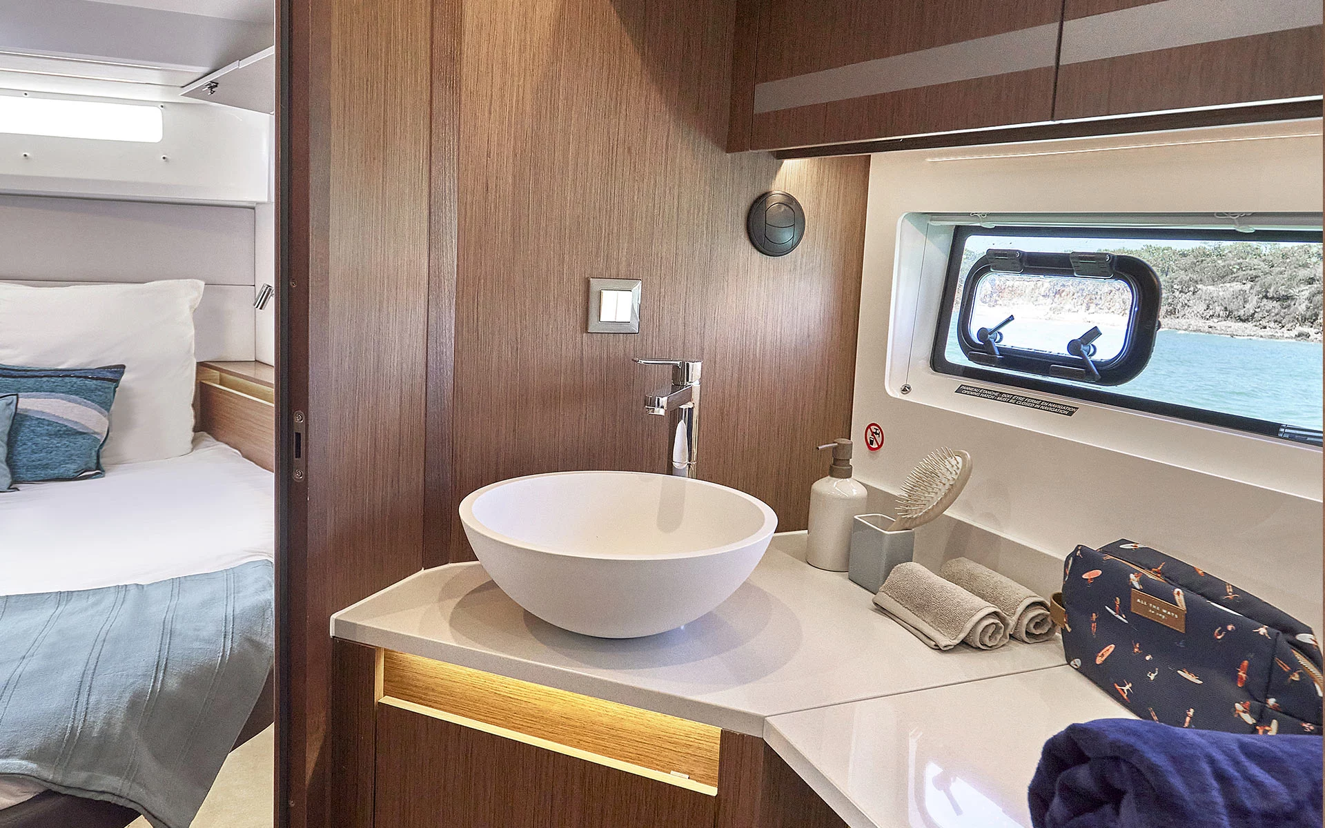 Vaartlander_BeneteauAntares12Fly-13 Badkamer met wastafel in Beneteau Antares 12 Fly