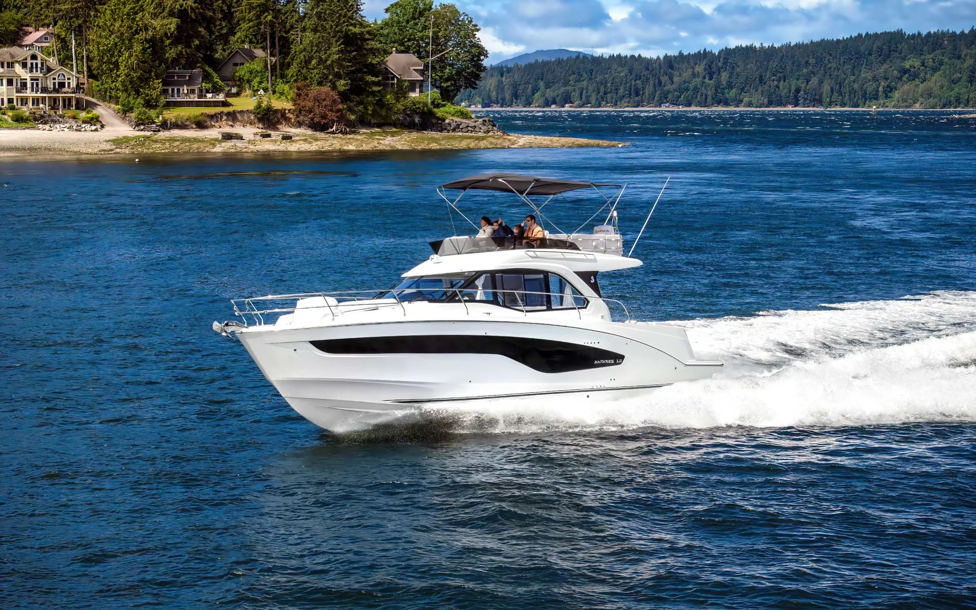 Vaartlander_BeneteauAntares12Fly-2 Beneteau Antares 12 Fly varend op open water