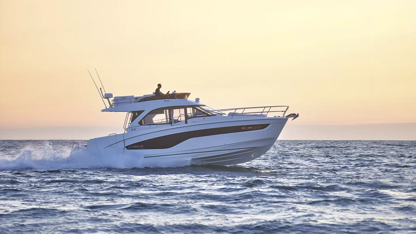 Vaartlander_BeneteauAntares12Fly-6 Beneteau Antares 12 Fly gezien vanaf de zijkant