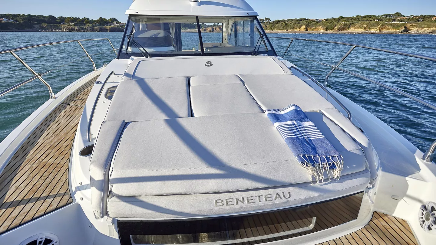 Vaartlander_BeneteauAntares12Fly-7 Achterzijde van Beneteau Antares 12 Fly met flydeck