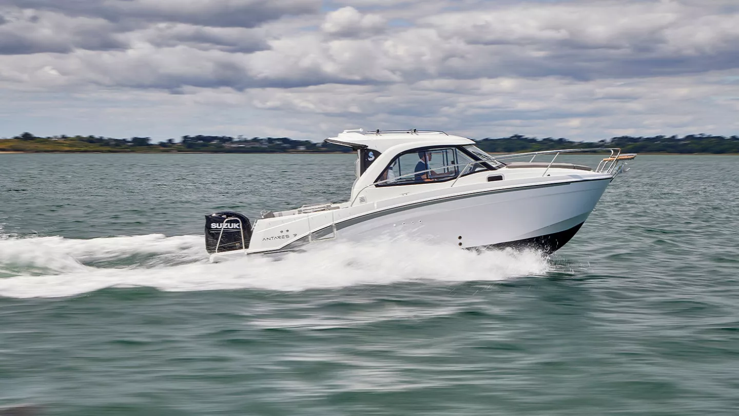 Vaartlander_BeneteauAntares7-1 Beneteau Antares 7 varend op open water