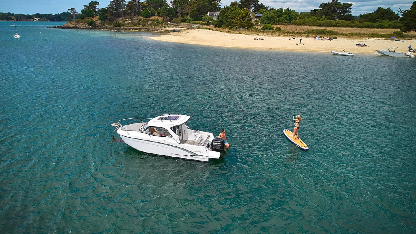 Vaartlander_BeneteauAntares7-10 Beneteau Antares 7 voor anker bij strand