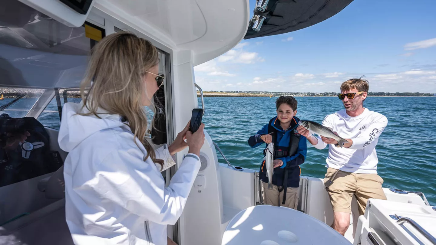 Vaartlander_BeneteauAntares7-15 Stuurpositie in cabine van Beneteau Antares 7