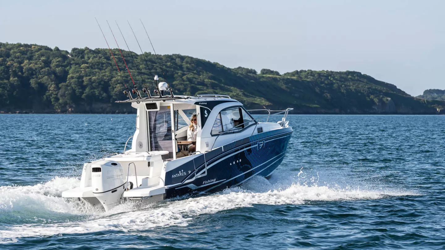 Vaartlander_BeneteauAntares7-16 Beneteau Antares 7 varend op open water