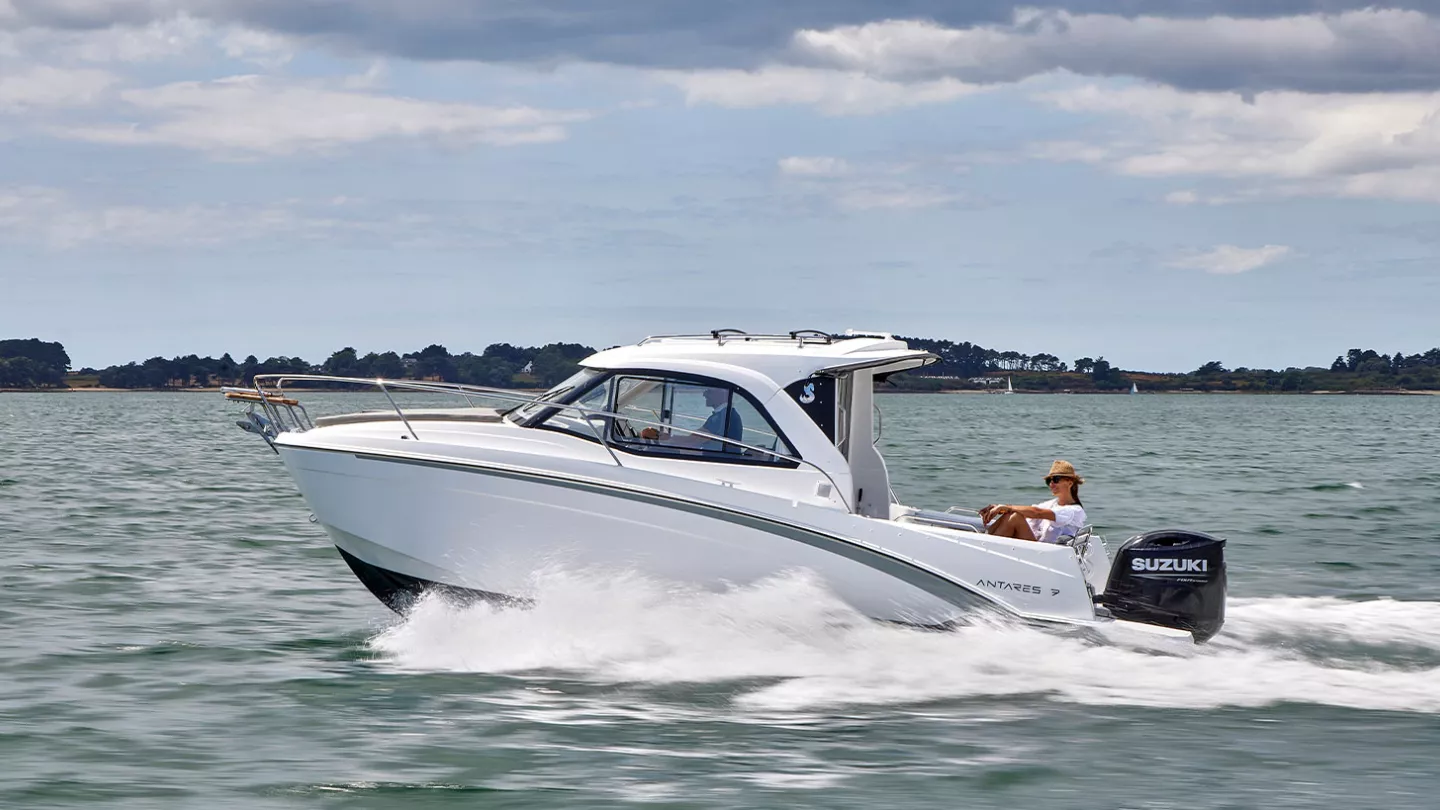 Vaartlander_BeneteauAntares7-3 Beneteau Antares 7 op snelheid tijdens het varen