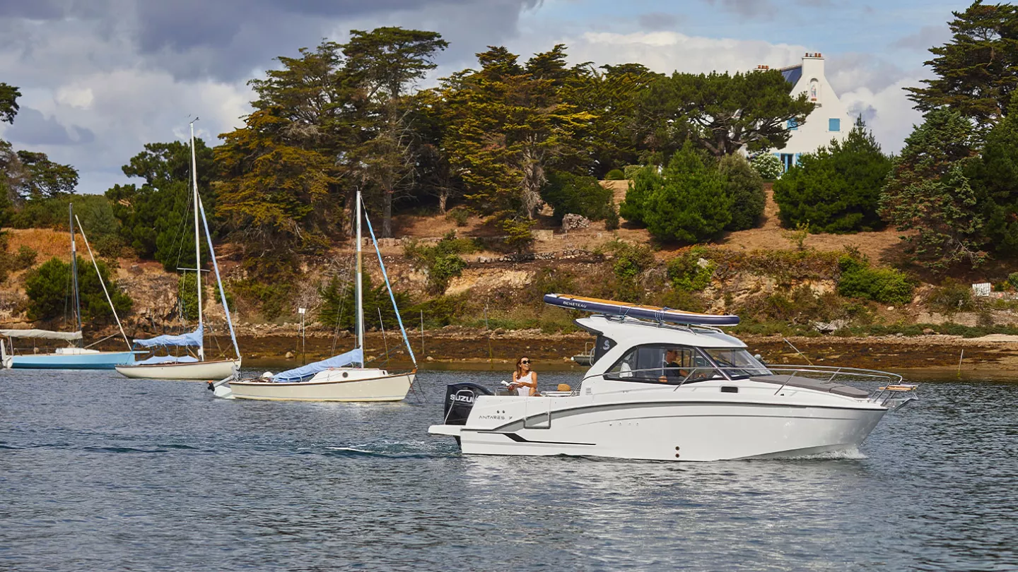 Vaartlander_BeneteauAntares7-4 Beneteau Antares 7 voor anker in rustig vaargebied
