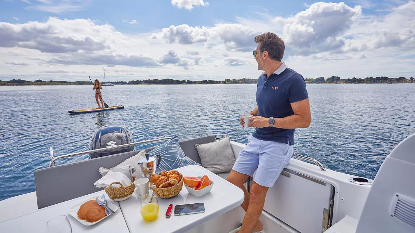 Vaartlander_BeneteauAntares7-5 Zithoek aan boord van Beneteau Antares 7 tijdens gebruik