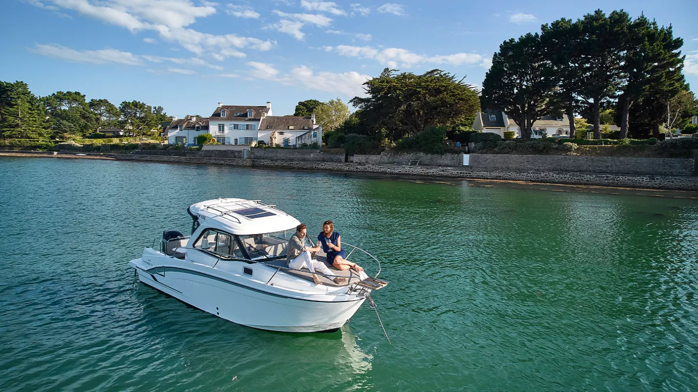 Vaartlander_BeneteauAntares7-6 Beneteau Antares 7 varend op binnenwater