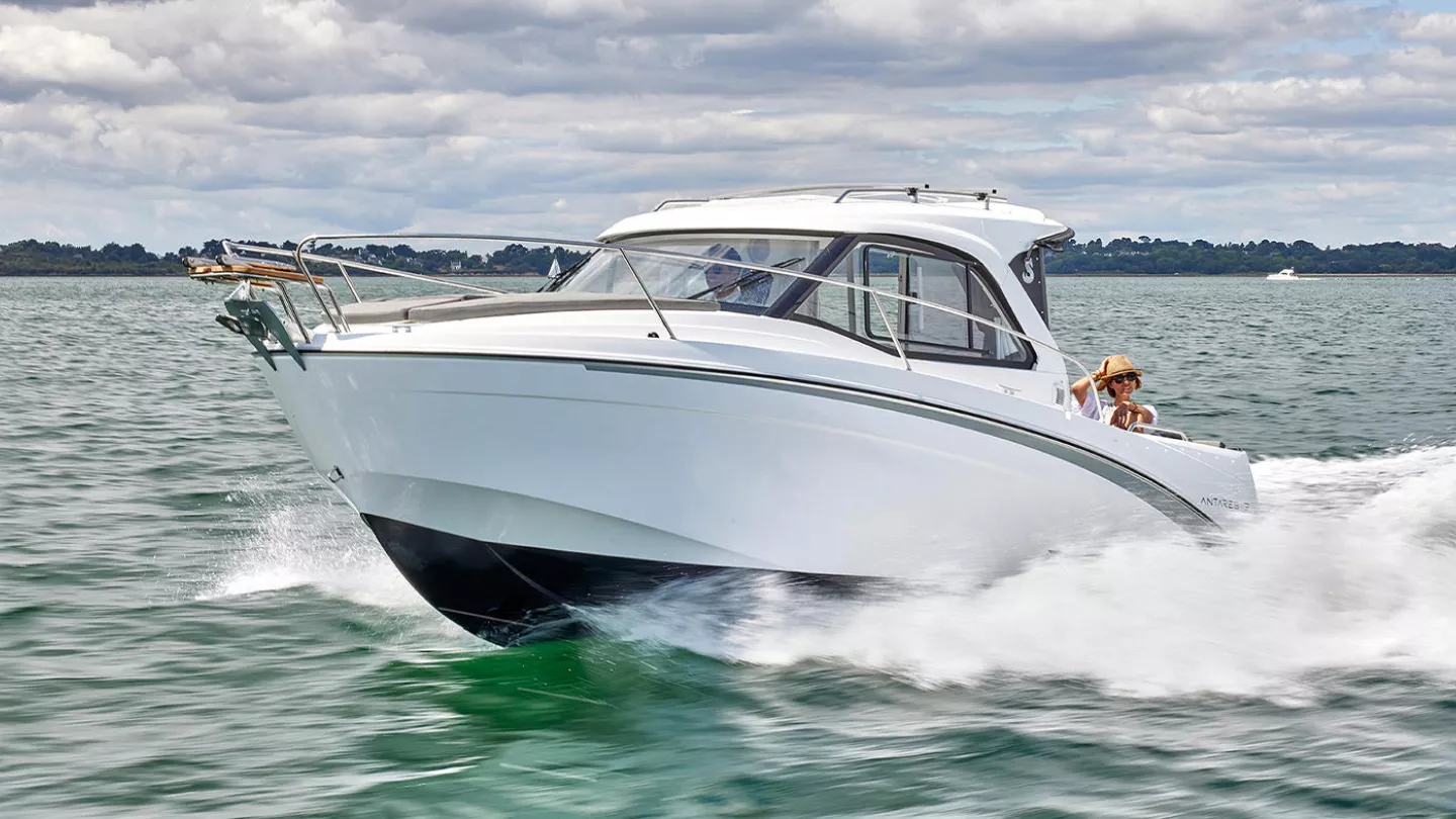 Vaartlander_BeneteauAntares7-7 Boeg van Beneteau Antares 7 tijdens het varen