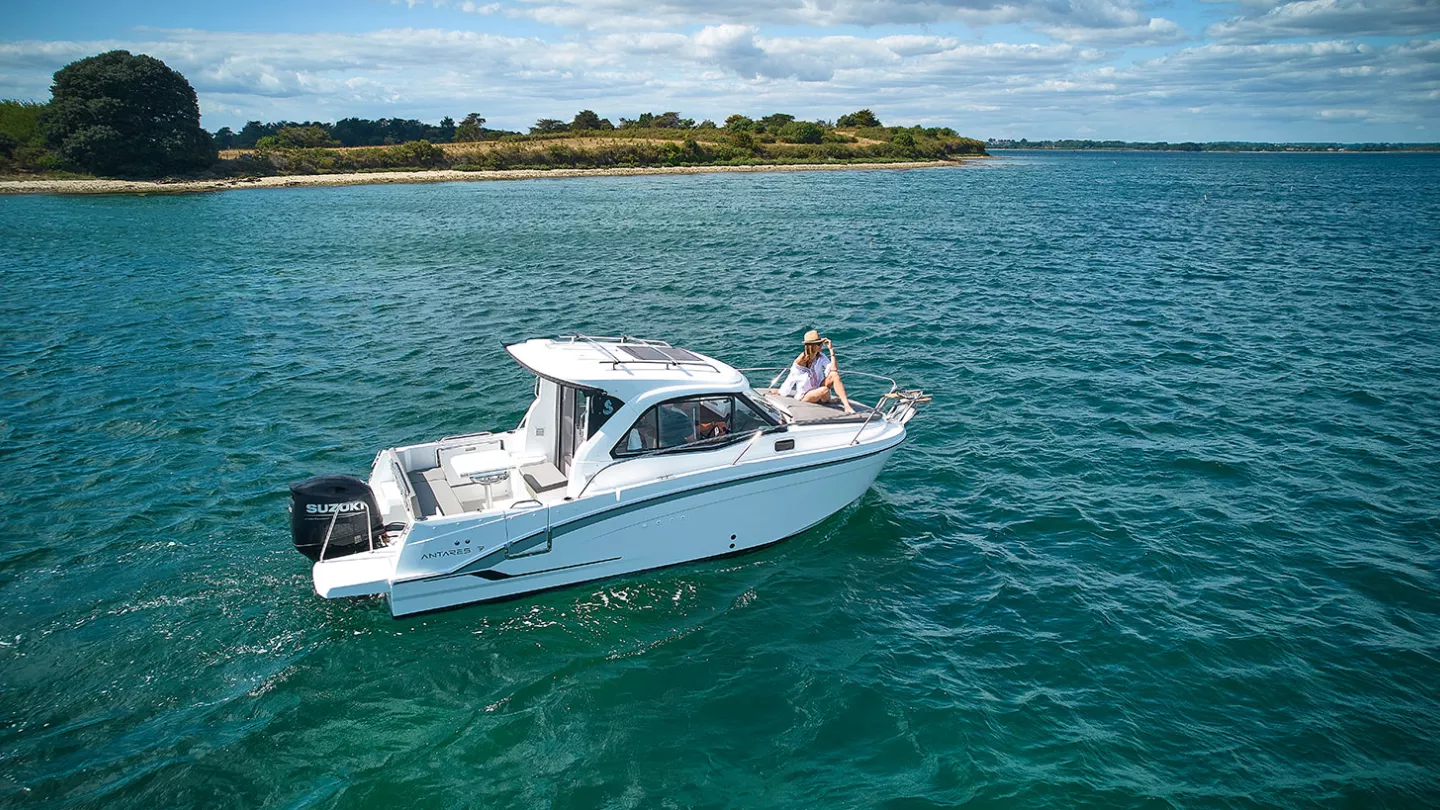 Vaartlander_BeneteauAntares7-8 Beneteau Antares 7 met opvarenden aan boord