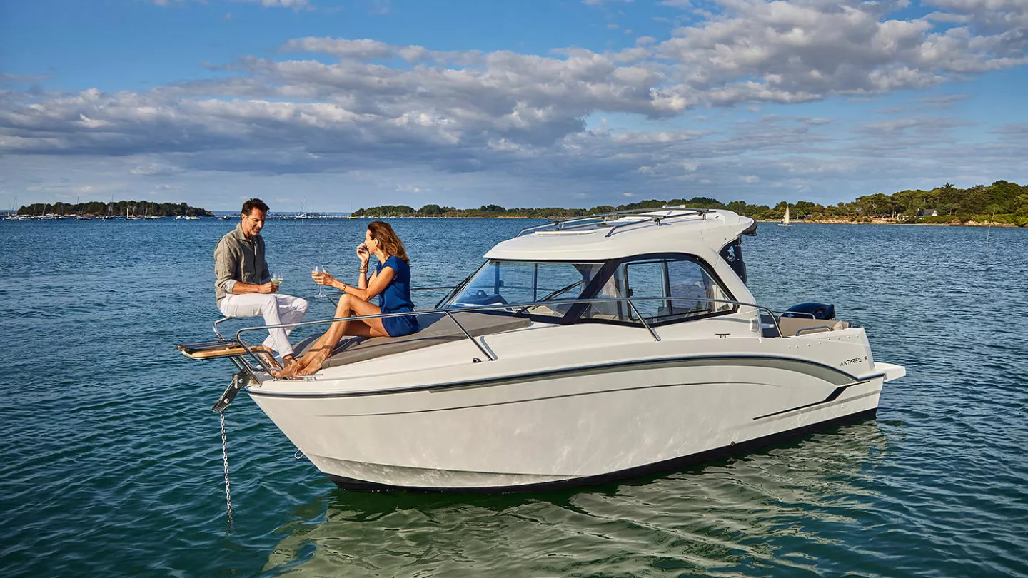 Vaartlander_BeneteauAntares7-9 Beneteau Antares 7 met opvarenden aan boord tijdens varen