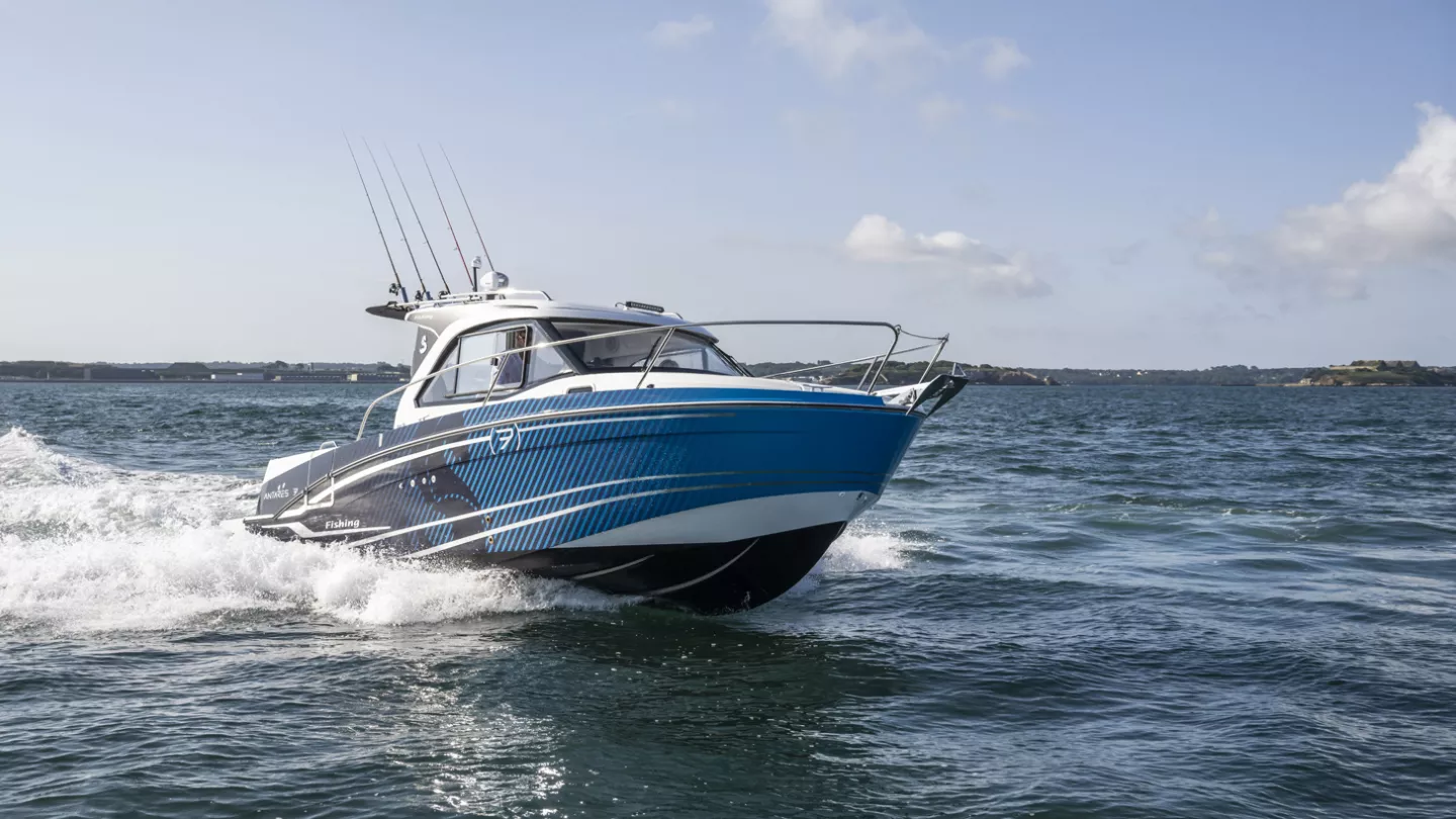 Vaartlander_BeneteauAntares7Fishing-10 Beneteau Antares 7 Fishing op snelheid tijdens varen