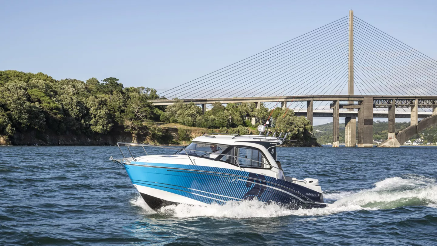 Vaartlander_BeneteauAntares7Fishing-11 Beneteau Antares 7 Fishing varend op open water