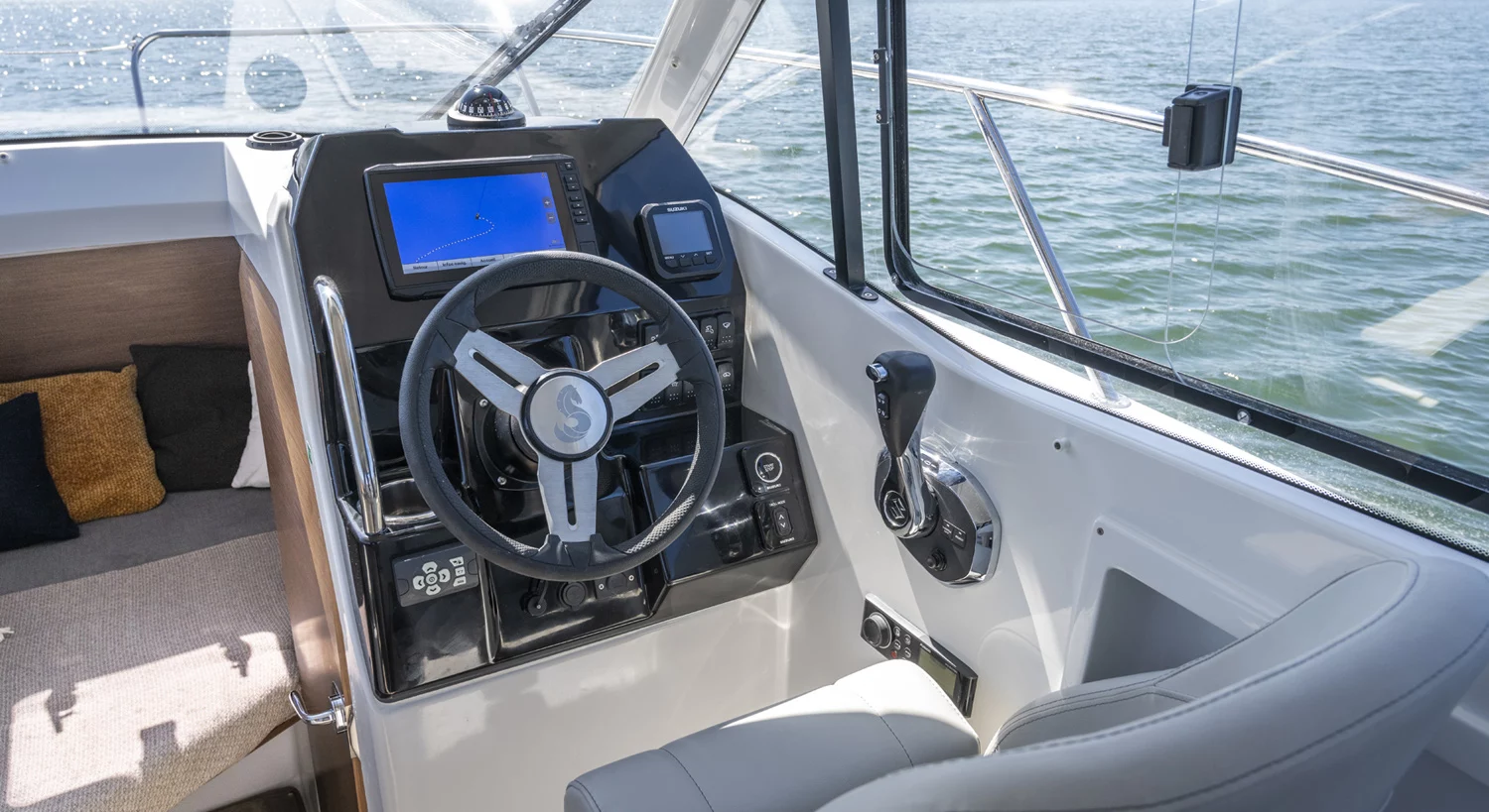 Vaartlander_BeneteauAntares7Fishing-13 Stuurpositie van Beneteau Antares 7 Fishing met bediening