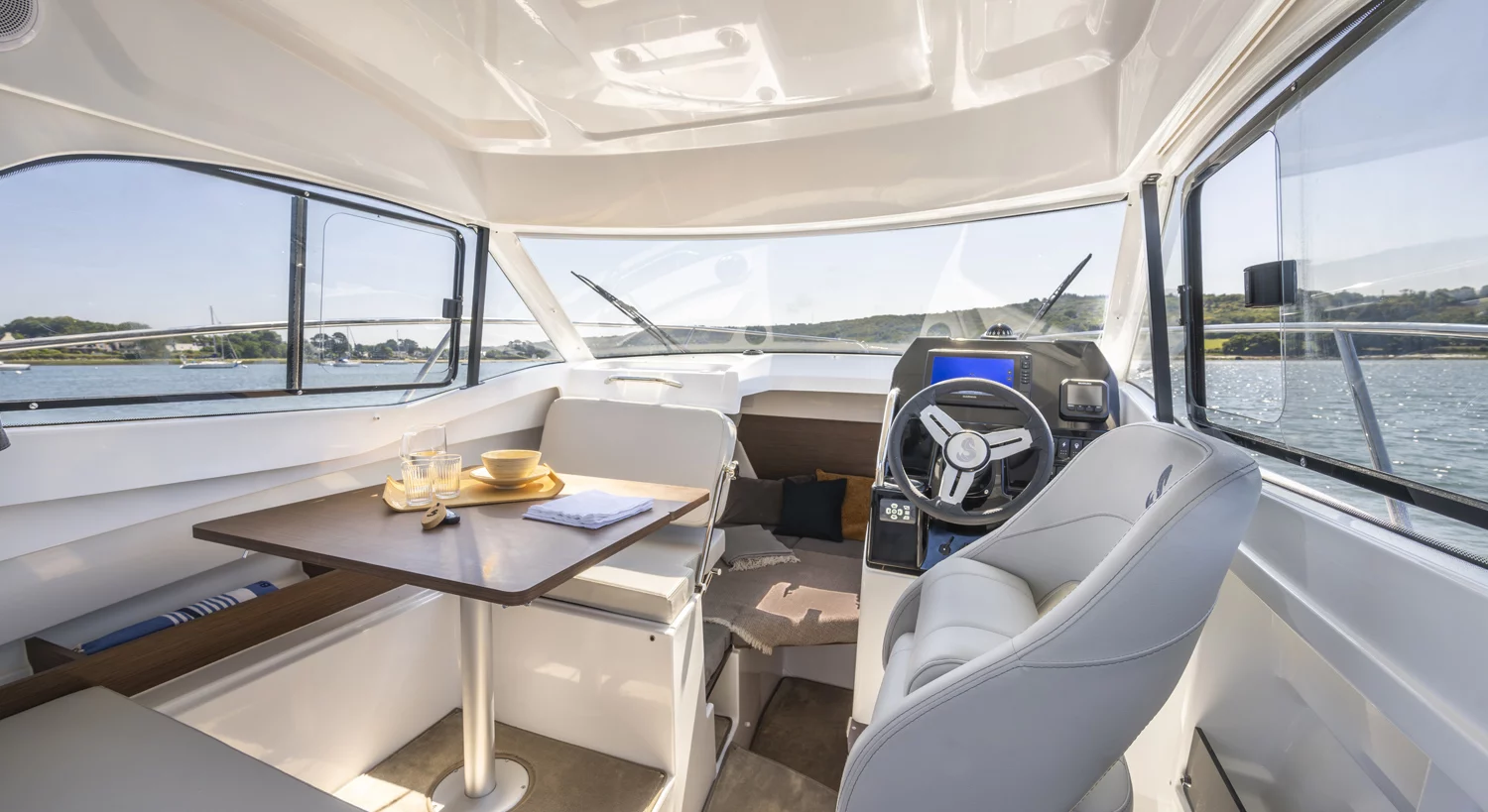 Vaartlander_BeneteauAntares7Fishing-14 Zithoek en stuurpositie in cabine van Beneteau Antares 7 Fishing