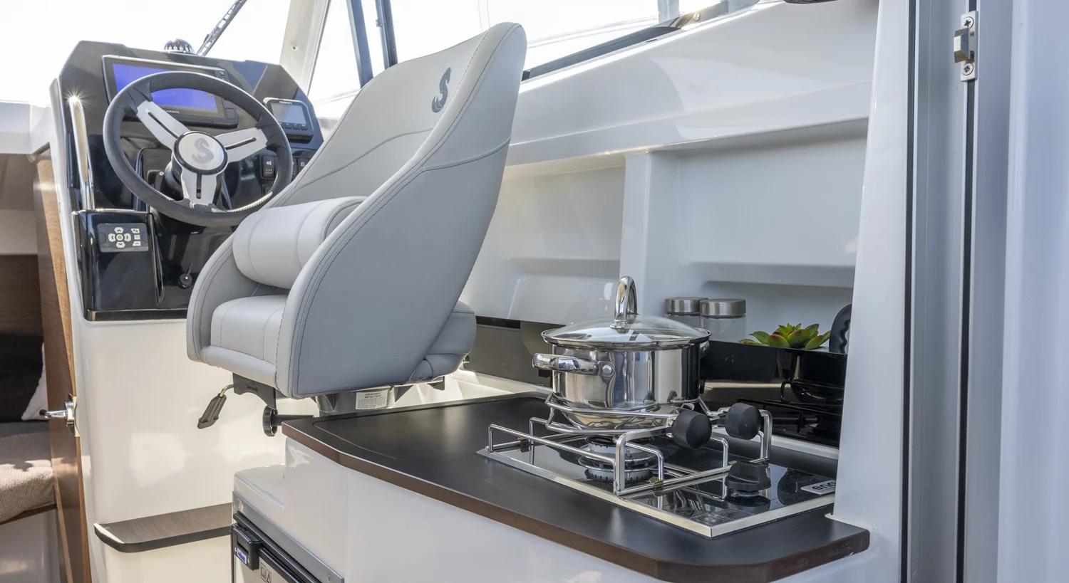 Vaartlander_BeneteauAntares7Fishing-16 Zithoek in cabine van Beneteau Antares 7 Fishing