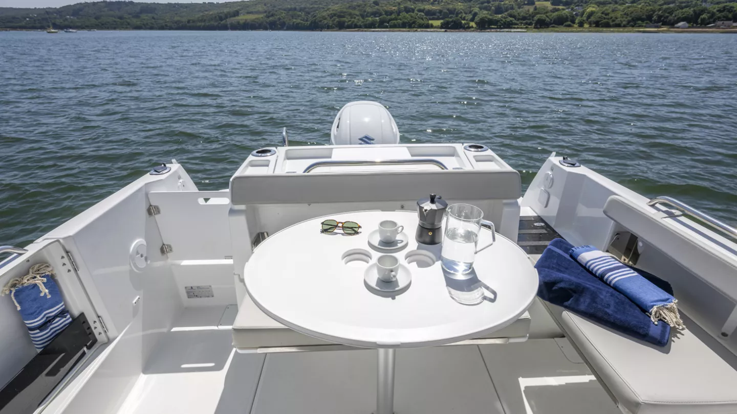 Vaartlander_BeneteauAntares7Fishing-17 Ronde tafel op achterdek van Beneteau Antares 7 Fishing