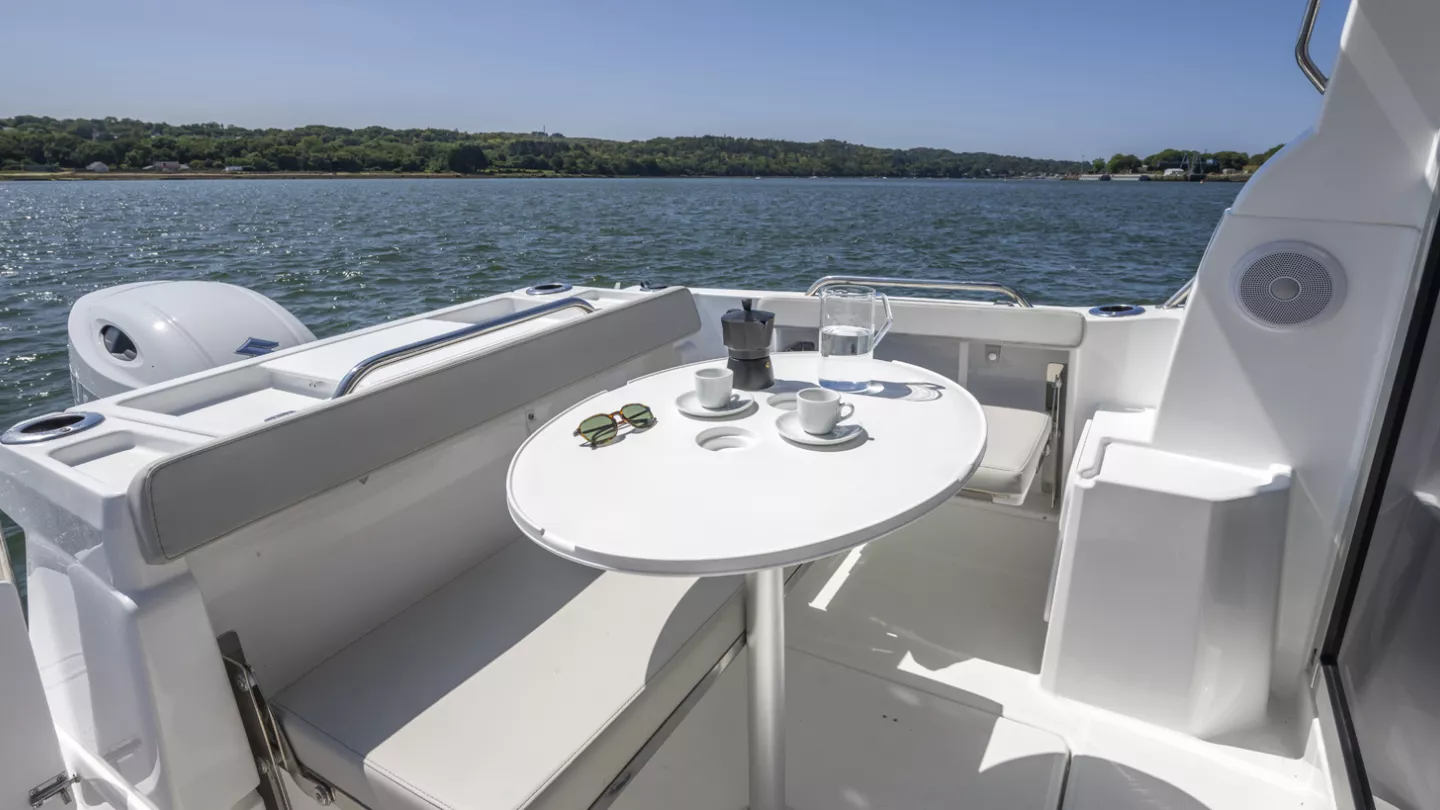 Vaartlander_BeneteauAntares7Fishing-18 Zithoek met tafel aan boord van Beneteau Antares 7 Fishing