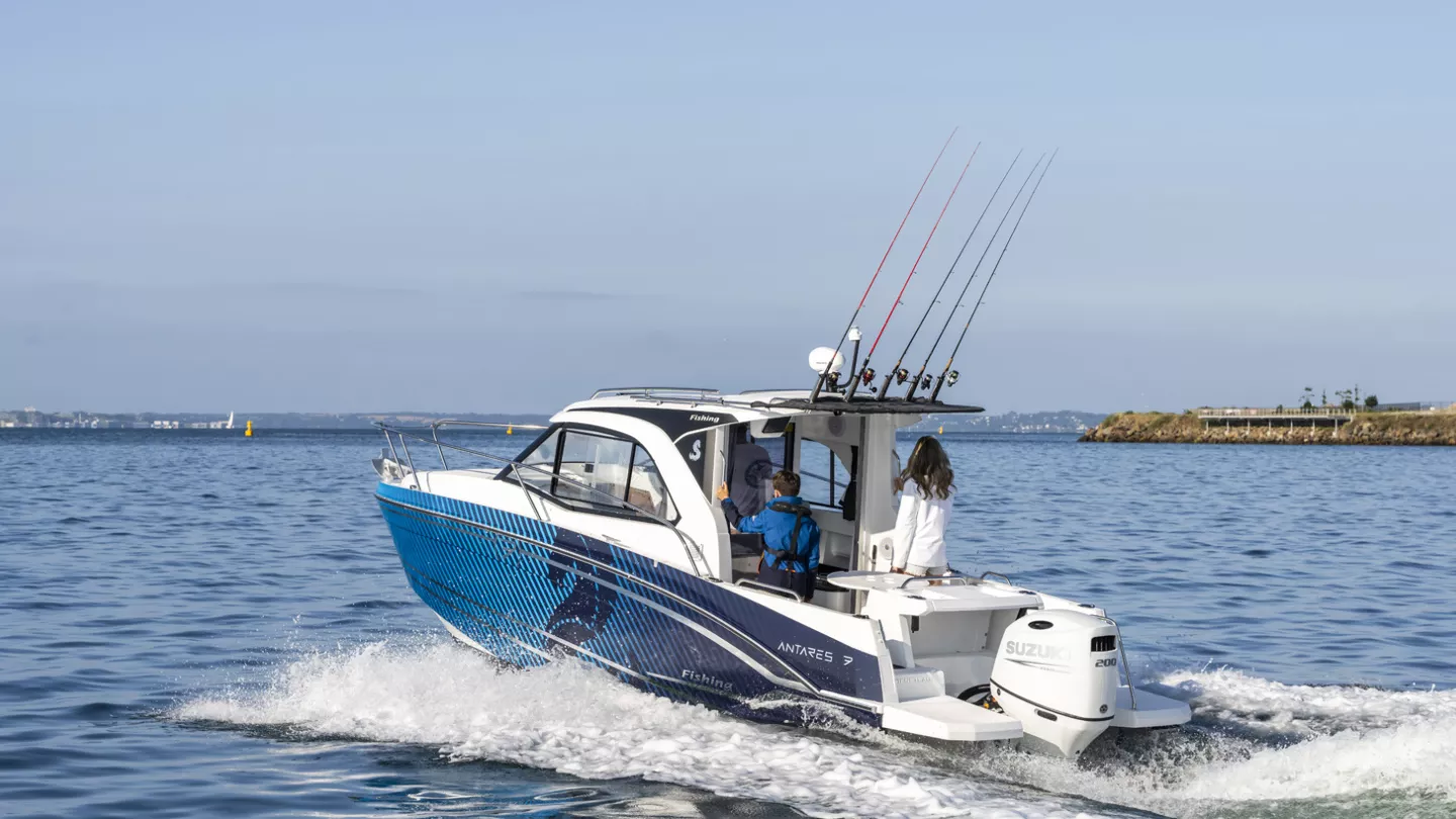 Vaartlander_BeneteauAntares7Fishing-2 Beneteau Antares 7 Fishing met hengelhouders aan dek