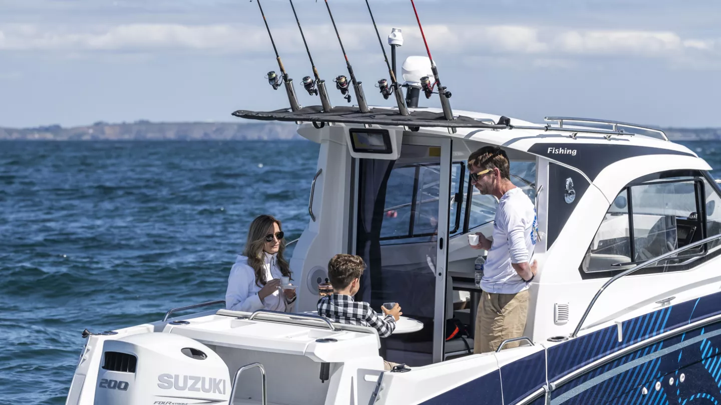 Vaartlander_BeneteauAntares7Fishing-4 Achterdek van Beneteau Antares 7 Fishing met hengels