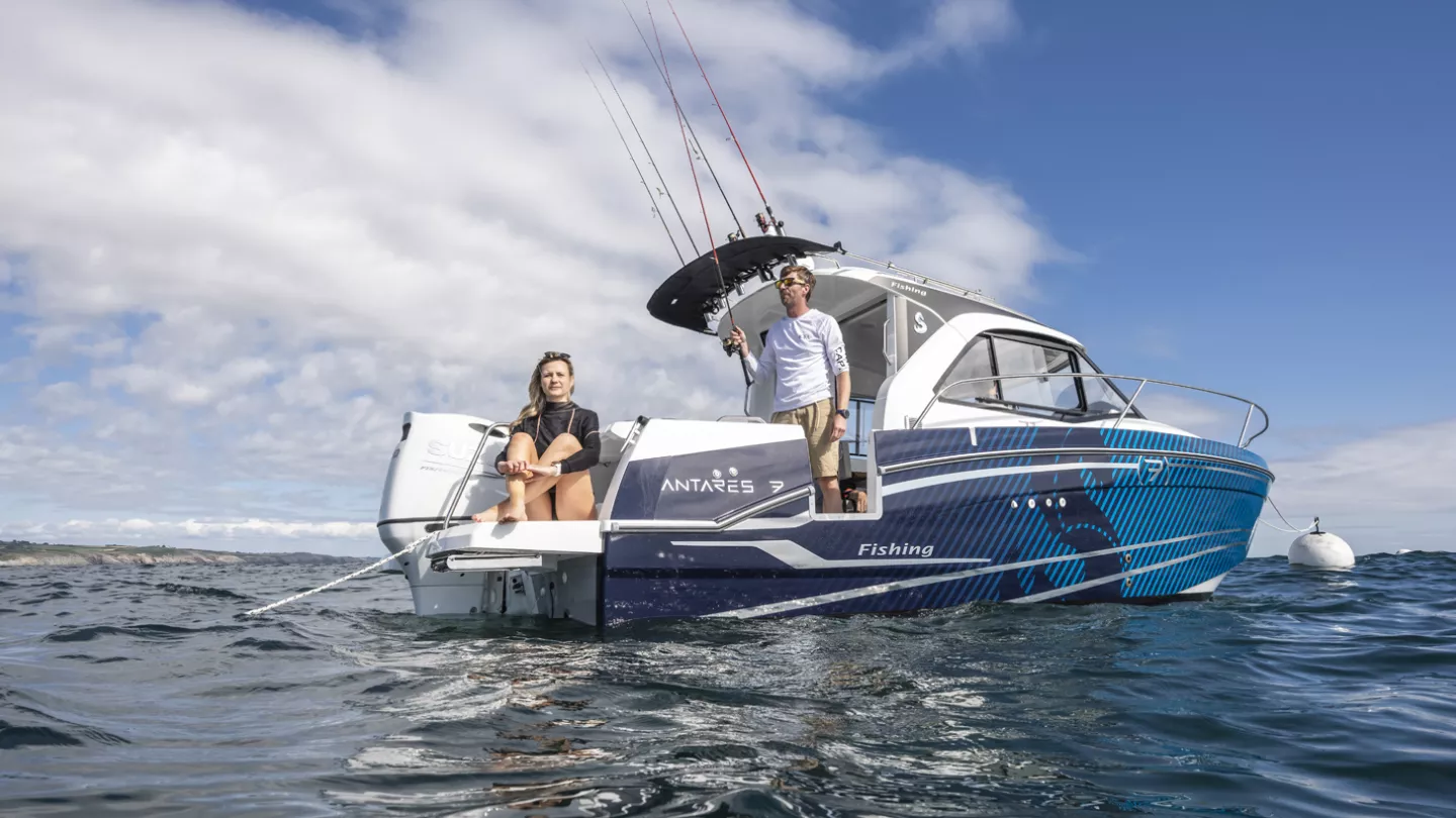 Vaartlander_BeneteauAntares7Fishing-5 Beneteau Antares 7 Fishing met opvarenden tijdens vissen
