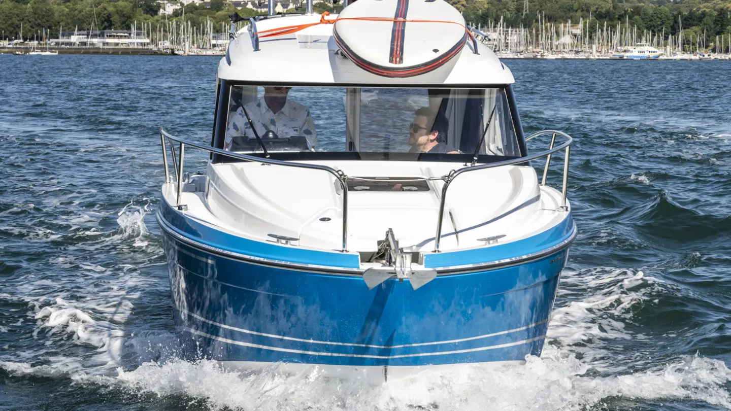 Vaartlander_BeneteauAntares7Fishing-6 Boeg van Beneteau Antares 7 Fishing aan de steiger