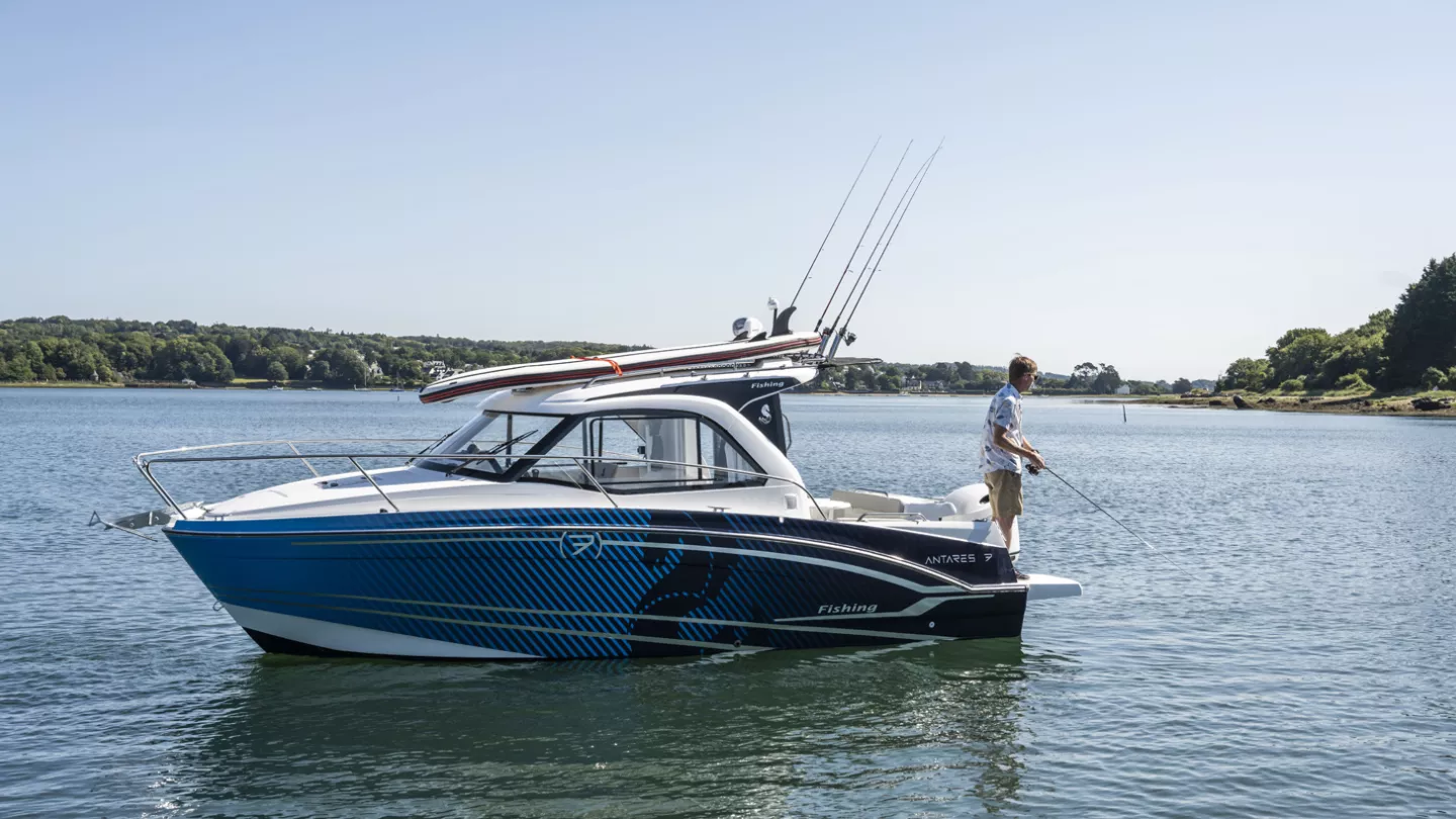 Vaartlander_BeneteauAntares7Fishing-7 Beneteau Antares 7 Fishing aangemeerd op binnenwater