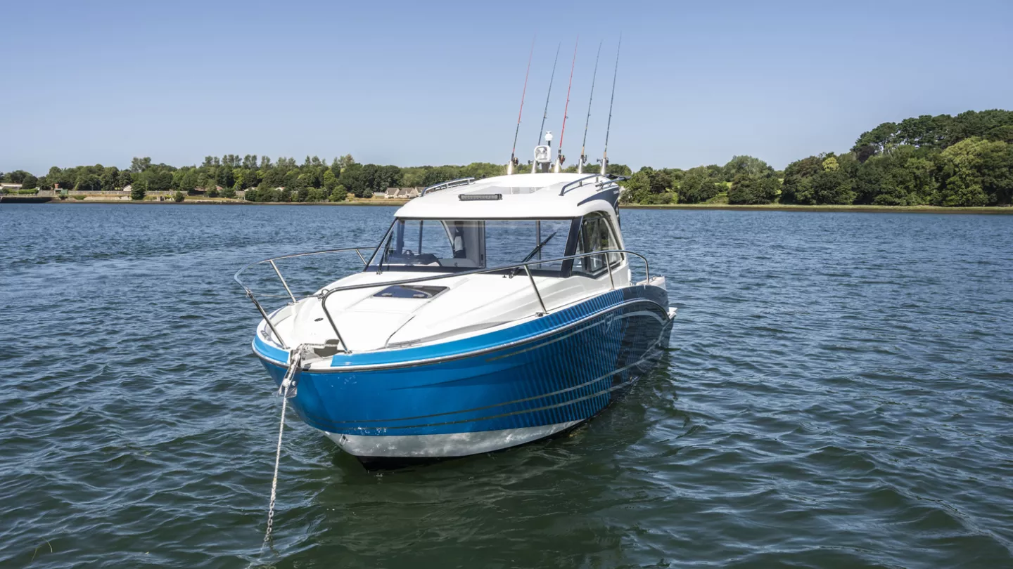 Vaartlander_BeneteauAntares7Fishing-8 Beneteau Antares 7 Fishing varend op rustig water