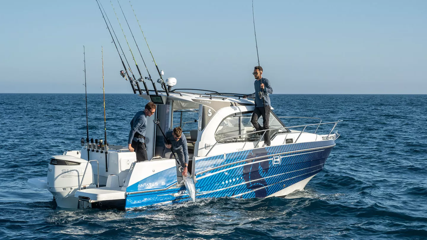 Vaartlander_BeneteauAntares8Fishing-11 Achterdek van Beneteau Antares 8 Fishing tijdens visactiviteiten