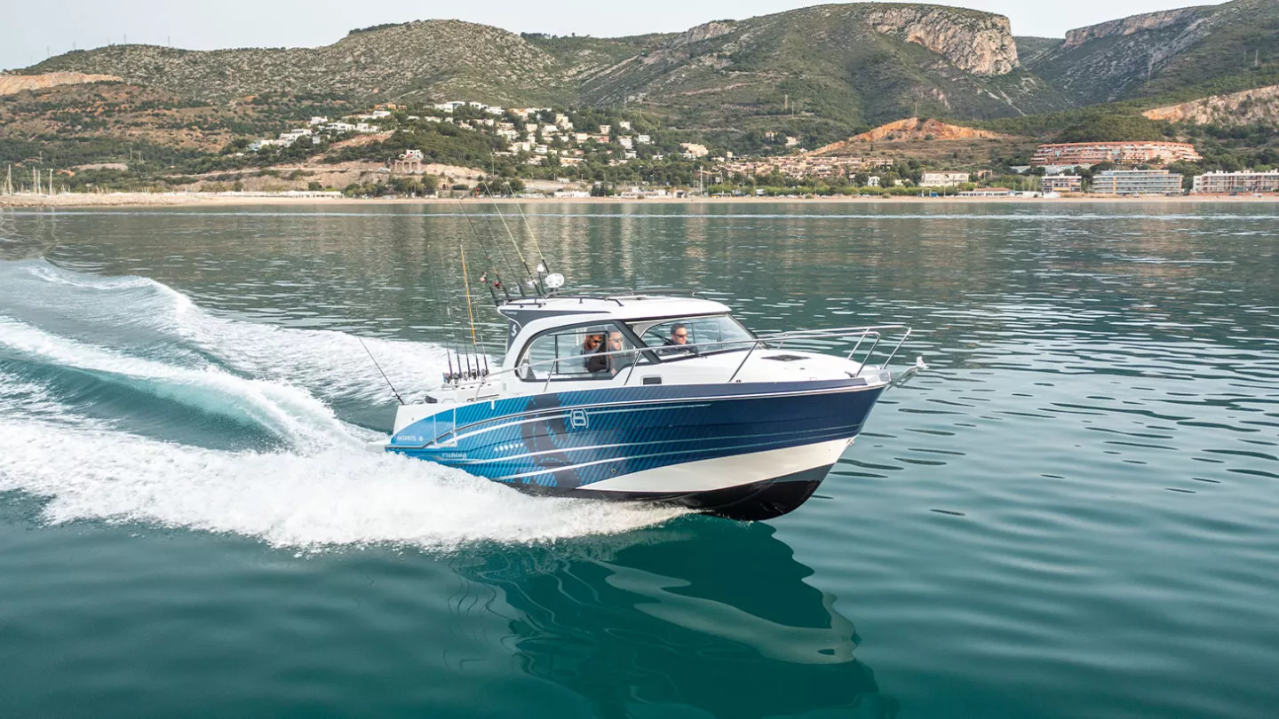 Vaartlander_BeneteauAntares8Fishing-12 Beneteau Antares 8 Fishing varend op rustig water
