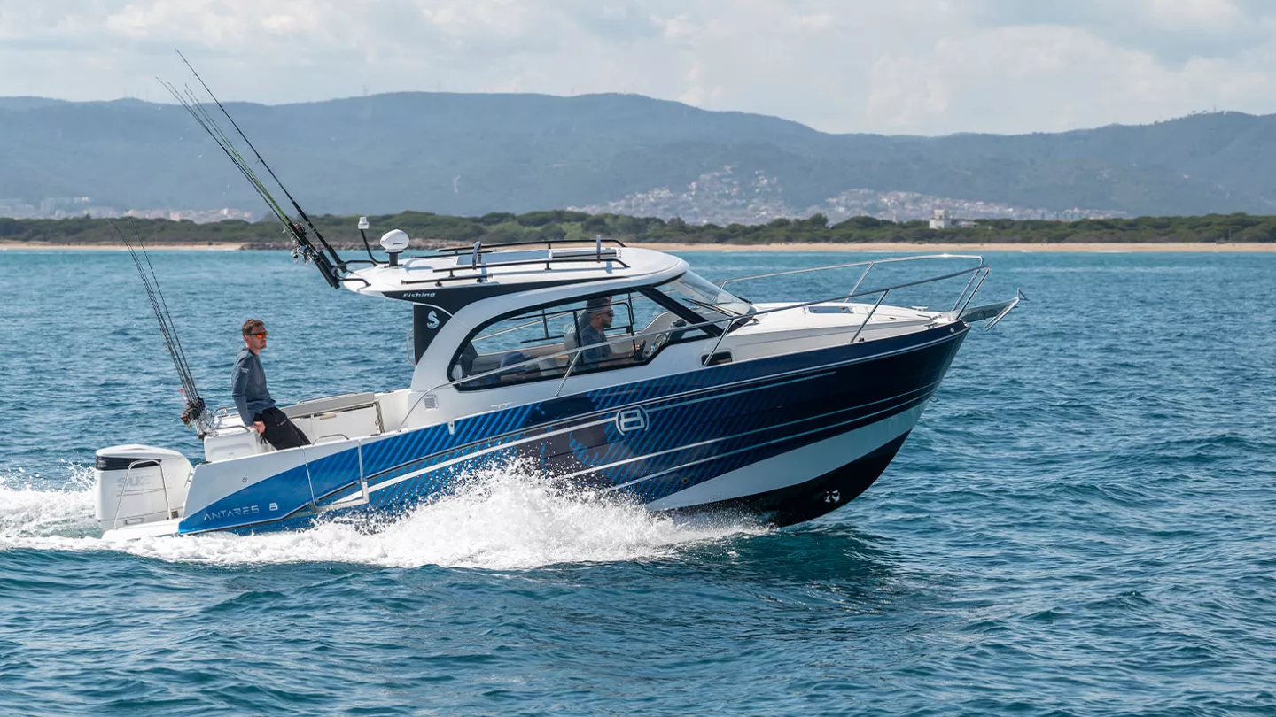 Vaartlander_BeneteauAntares8Fishing-13 Beneteau Antares 8 Fishing varend langs de kust
