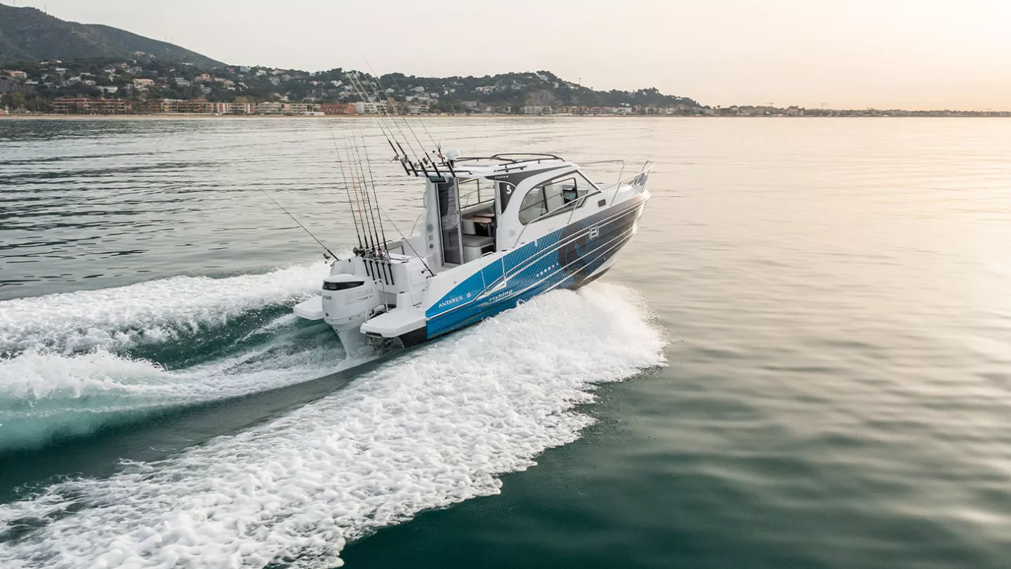 Vaartlander_BeneteauAntares8Fishing-14 Beneteau Antares 8 Fishing varend op open water