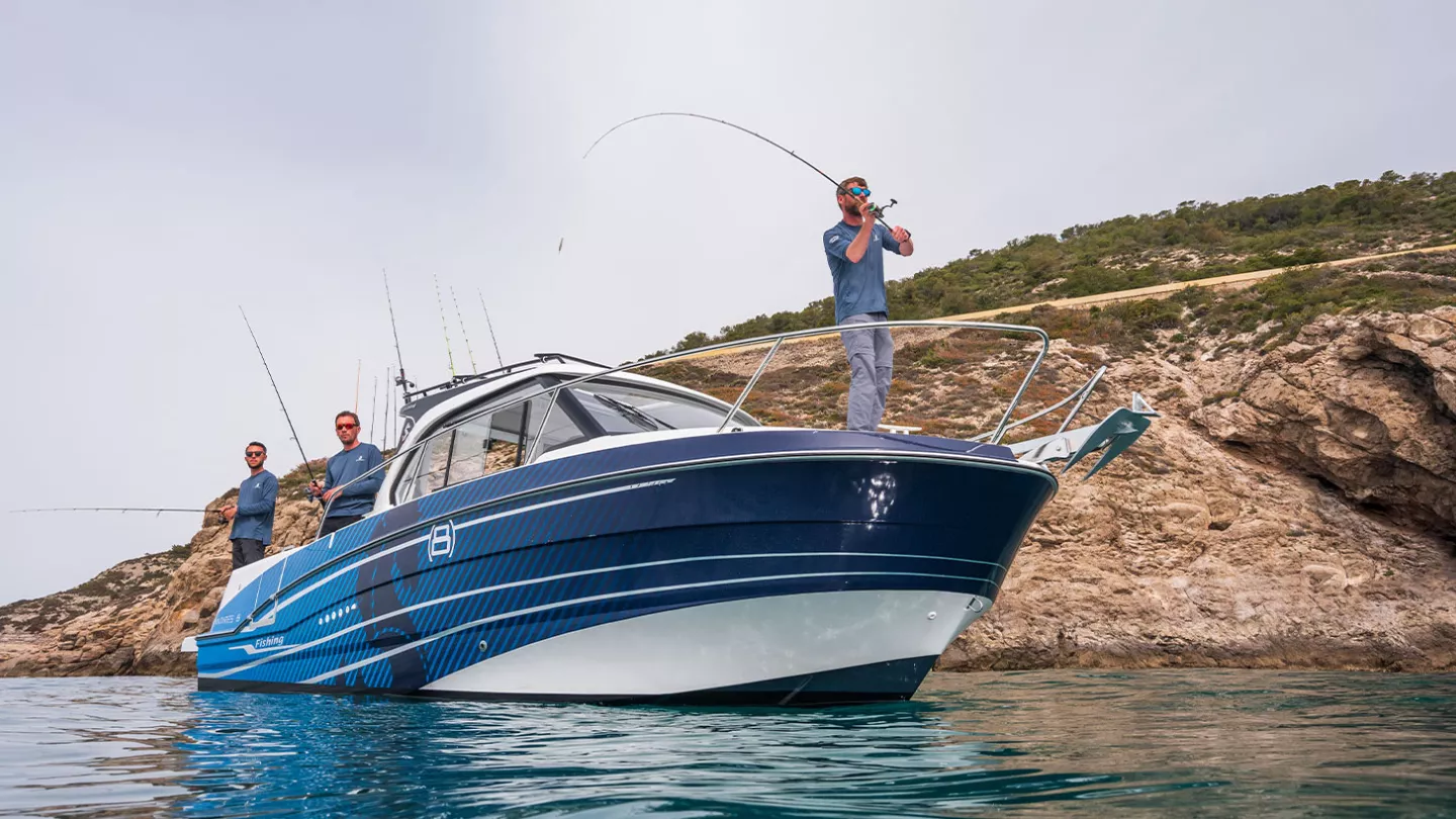 Vaartlander_BeneteauAntares8Fishing-15 Beneteau Antares 8 Fishing met visuitrusting aan dek