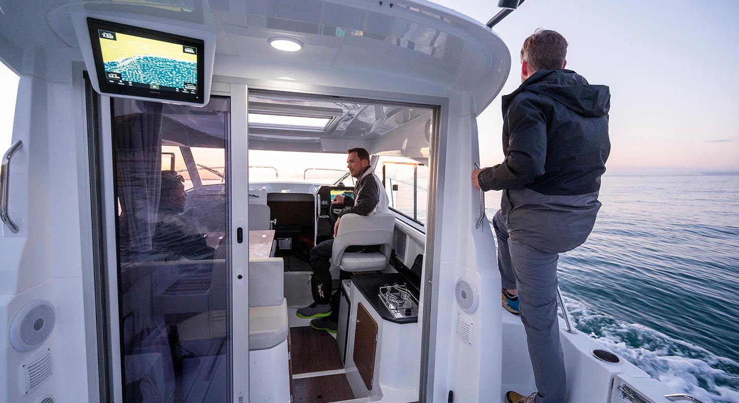 Vaartlander_BeneteauAntares8Fishing-16 Stuurpositie van Beneteau Antares 8 Fishing in de cabine