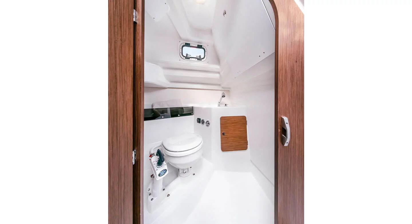 Vaartlander_BeneteauAntares8Fishing-2 Kajuit van Beneteau Antares 8 Fishing met toilet en opbergruimte