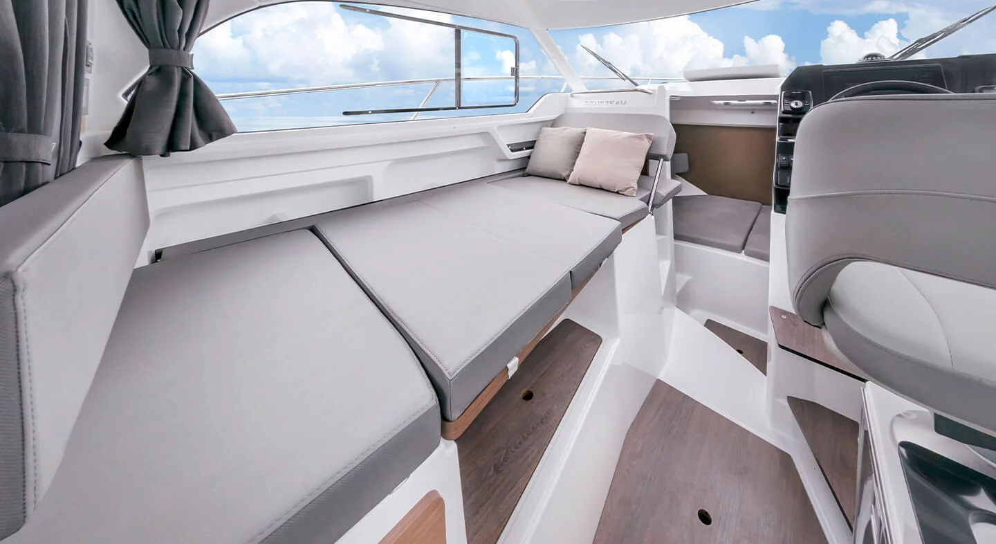 Vaartlander_BeneteauAntares8Fishing-5 Detail van zitbank en opbergvak aan boord van Beneteau Antares 8 Fishing