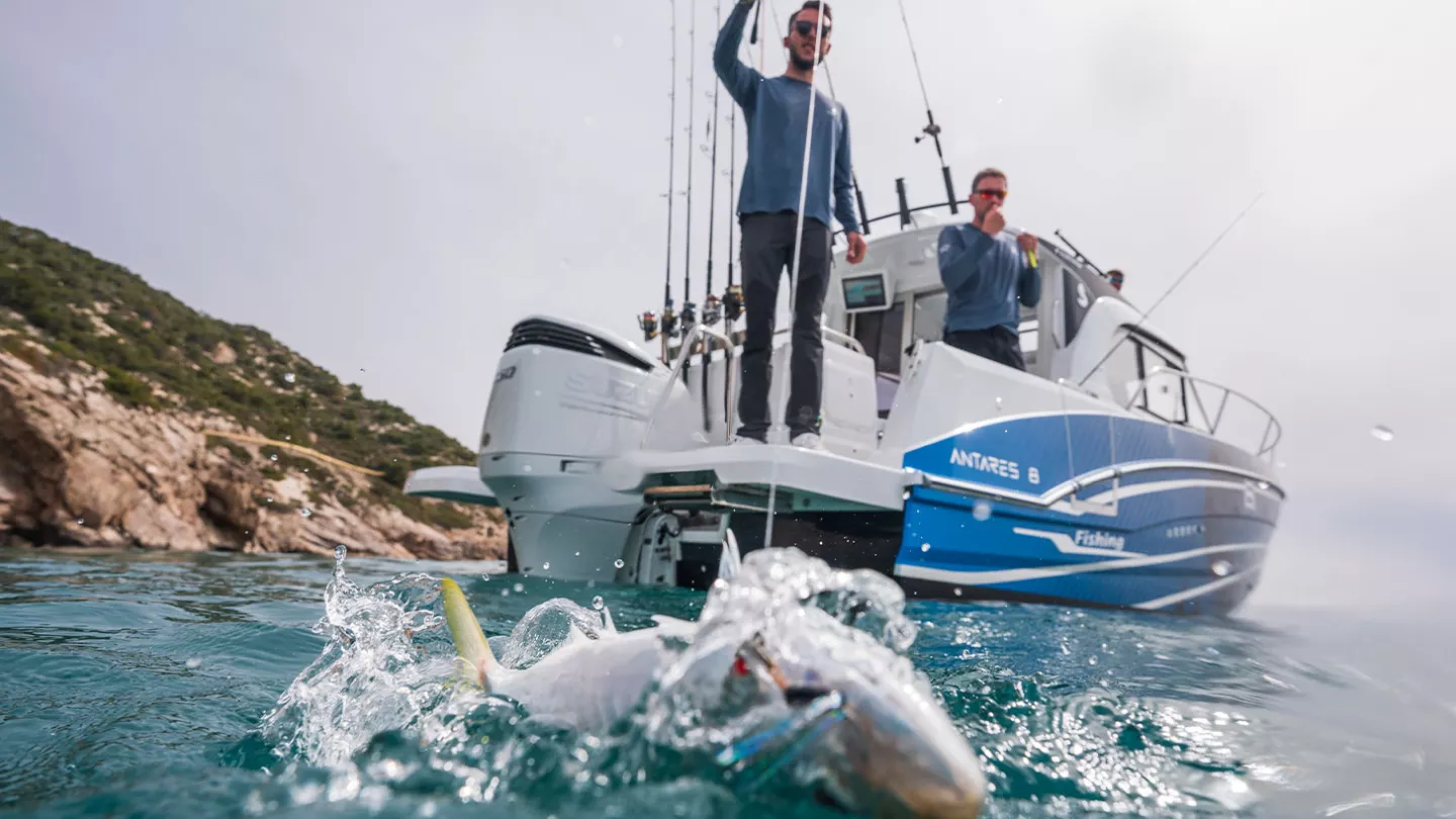Vaartlander_BeneteauAntares8Fishing-6 Beneteau Antares 8 Fishing tijdens actief vissen op open water