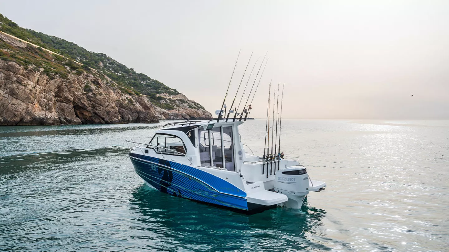 Vaartlander_BeneteauAntares8Fishing-7 Beneteau Antares 8 Fishing met hengels en visuitrusting aan dek