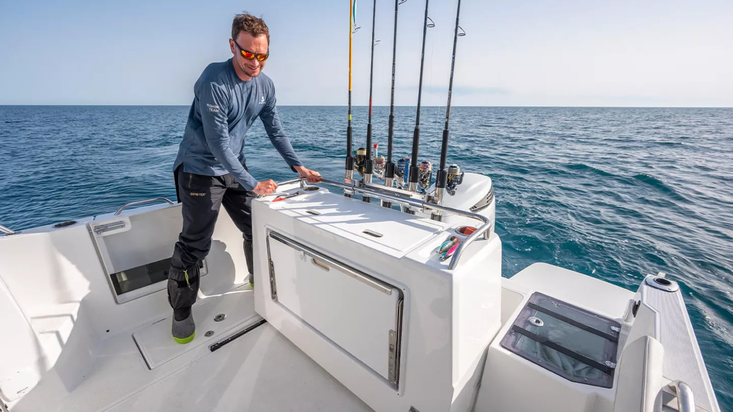 Vaartlander_BeneteauAntares8Fishing-9 Achterdek van Beneteau Antares 8 Fishing met visvoorzieningen