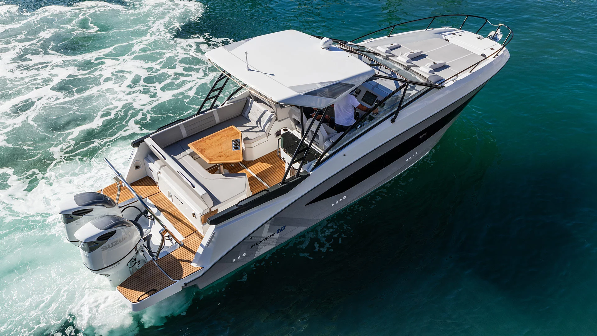 Vaartlander_BeneteauFlyer10-10 Beneteau Flyer 10 gezien van bovenaf op open water