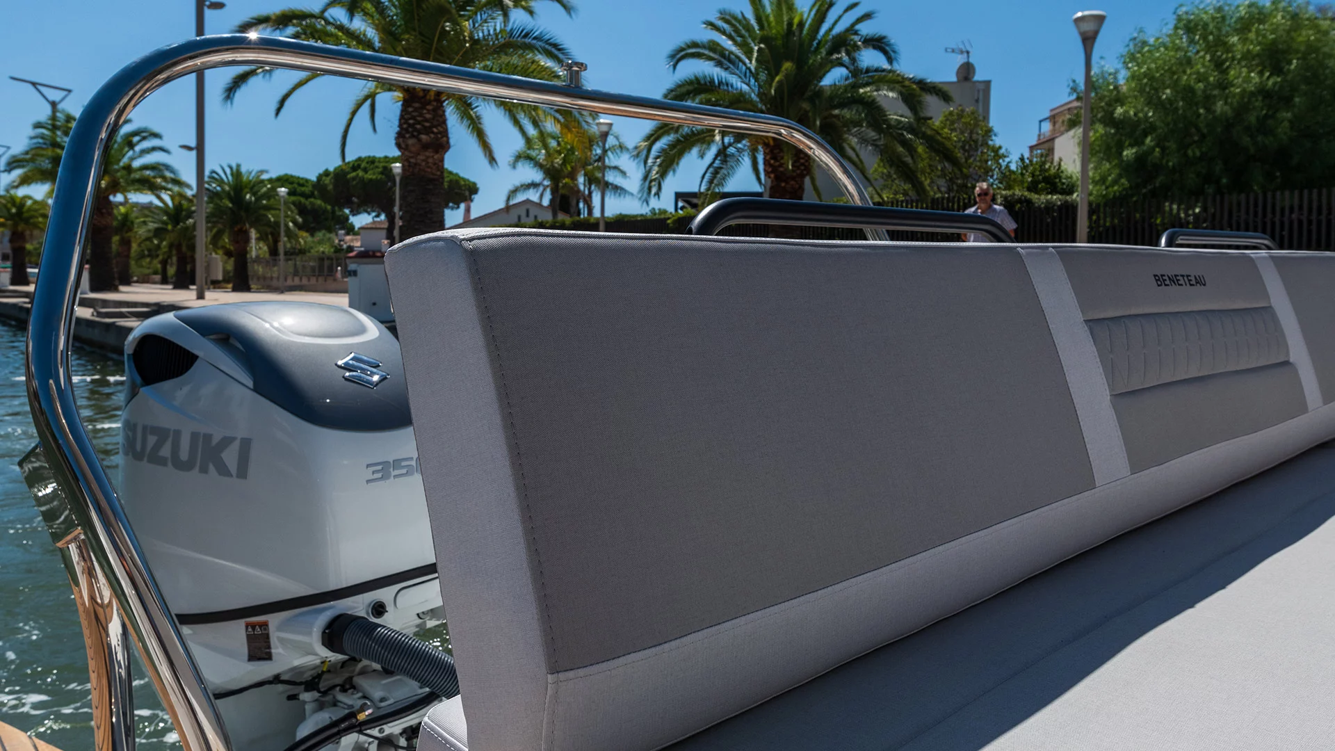 Vaartlander_BeneteauFlyer10-12 Zitbank en rugleuning aan boord van Beneteau Flyer 10