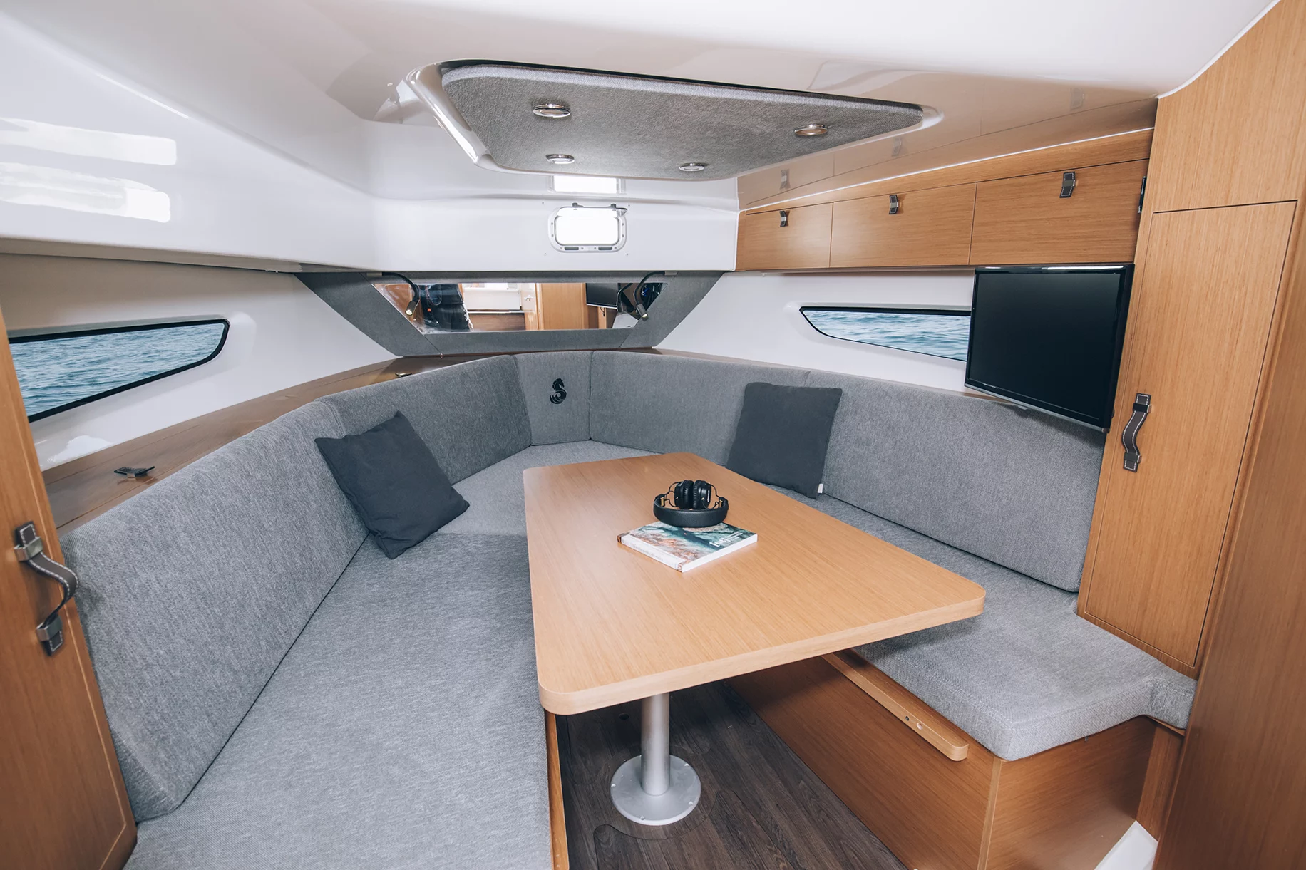 Vaartlander_BeneteauFlyer10-4 Zithoek en tafel in cabine van Beneteau Flyer 10
