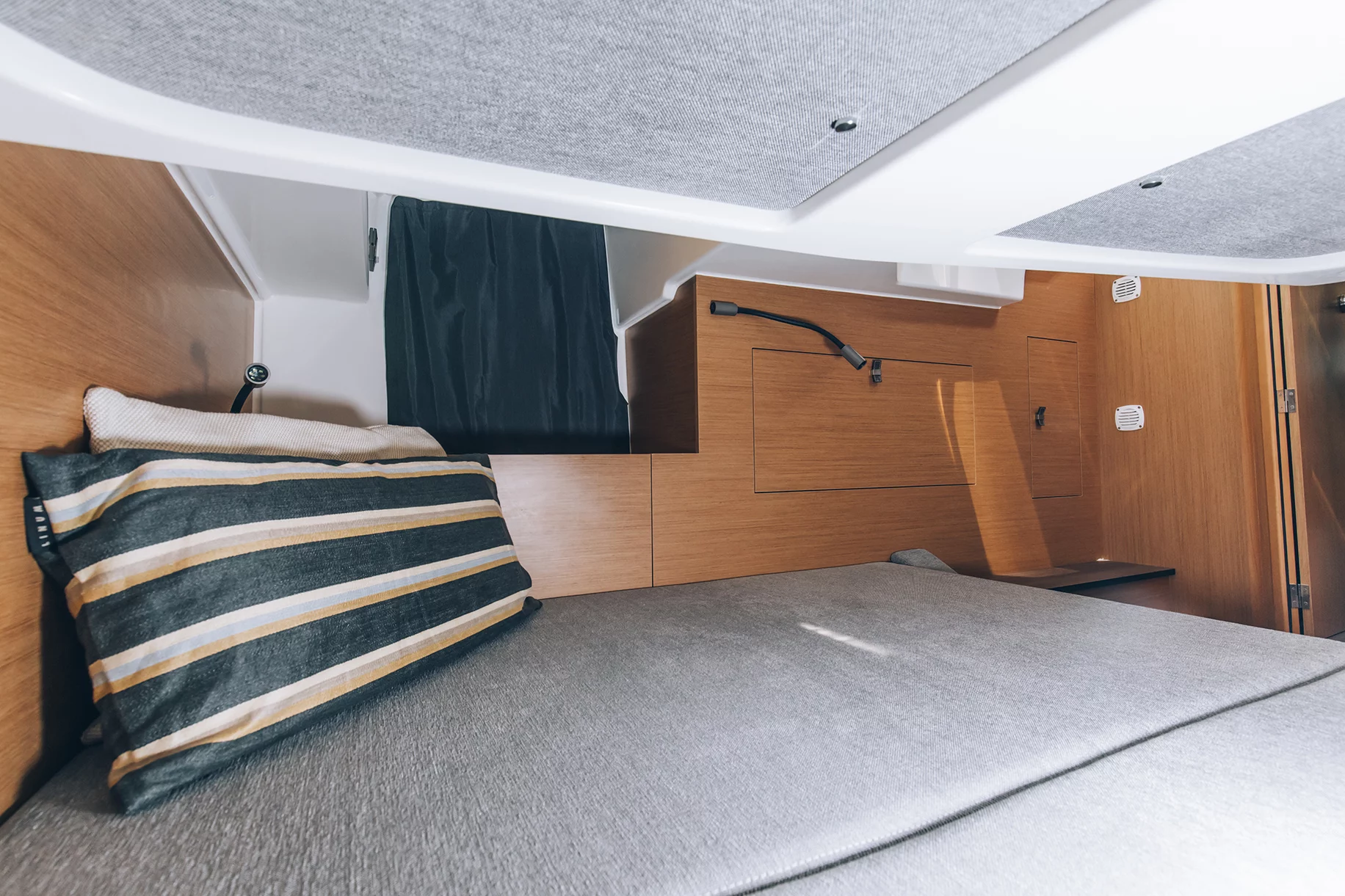 Vaartlander_BeneteauFlyer10-6 Interieur en bergruimte in cabine van Beneteau Flyer 10