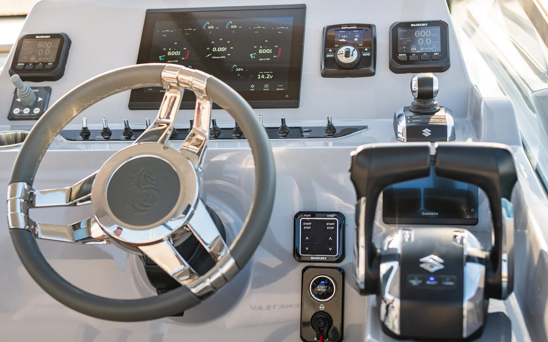 Vaartlander_BeneteauFlyer10SportTop-11 Stuurpositie van Beneteau Flyer 10 Sport Top met instrumenten