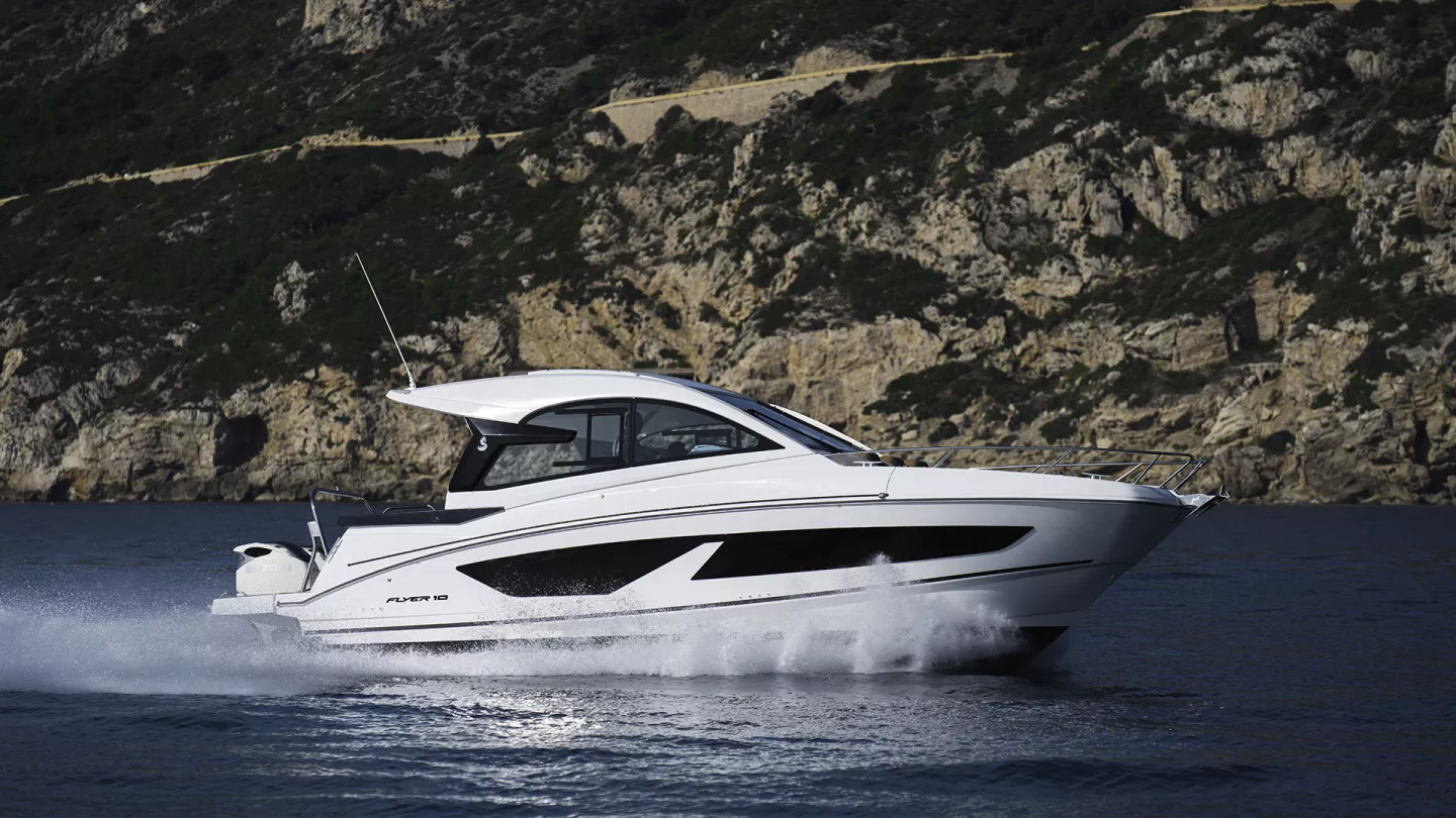 Vaartlander_BeneteauFlyer10SportTop-4 Beneteau Flyer 10 Sport Top varend langs rotskust