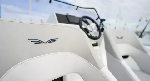 Vaartlander_BeneteauFlyer7SUNdeck-4.jpg Detail van stuurconsole van Beneteau Flyer 7 SUNdeck