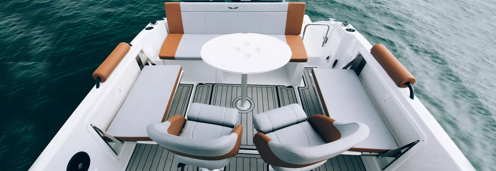 Vaartlander_BeneteauFlyer7SUNdeck-5.jpg Zithoek met tafel aan boord van Beneteau Flyer 7 SUNdeck